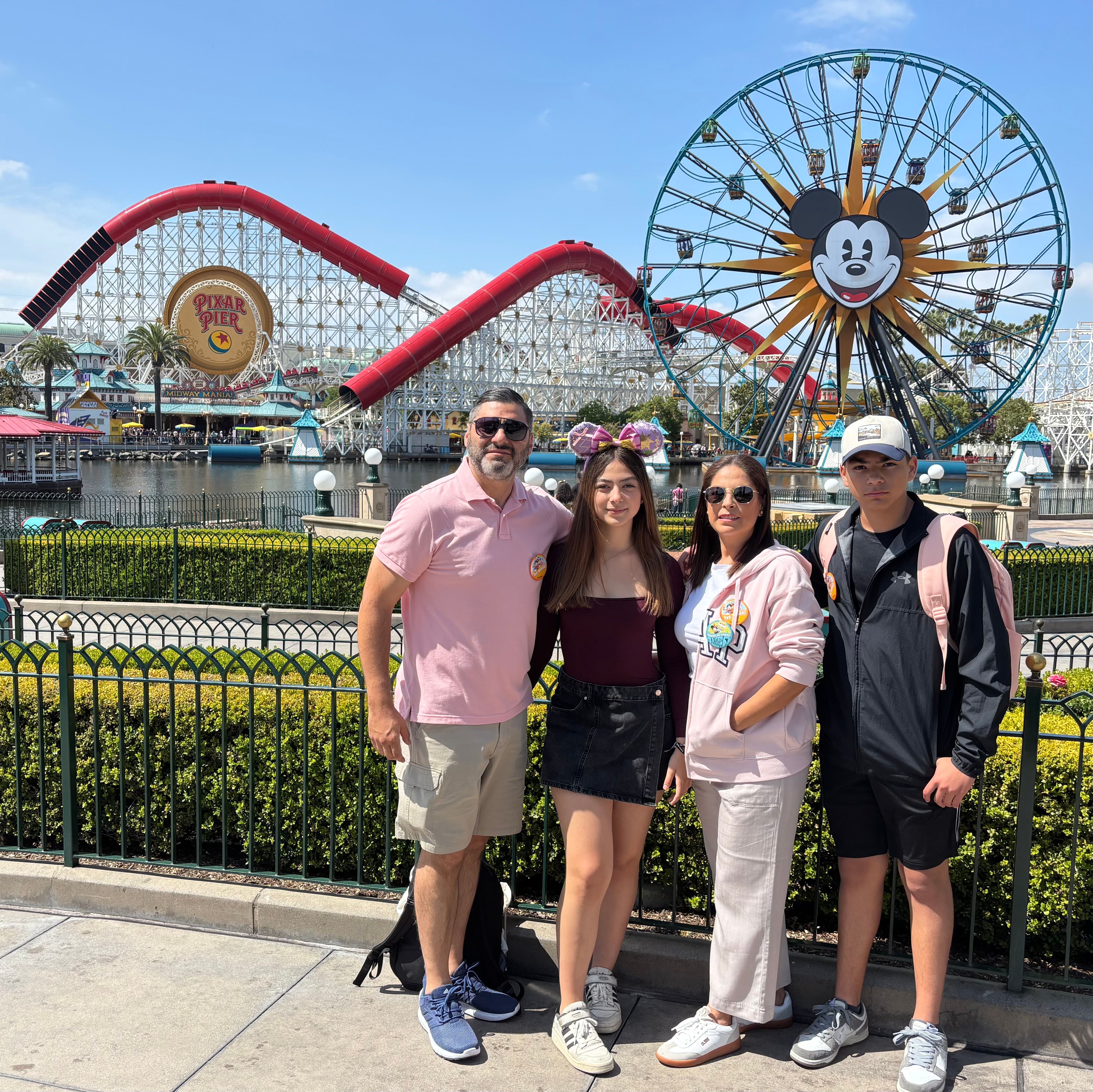 Jorge y su familia disfrutando Disneyland